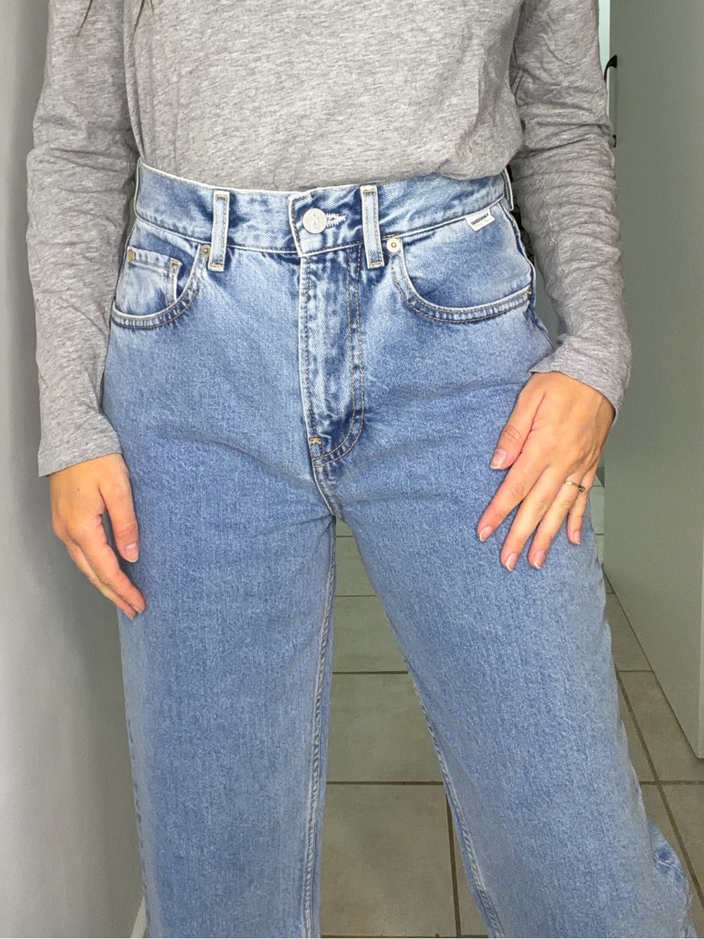 Light Wash High-Rise Women's Jeans